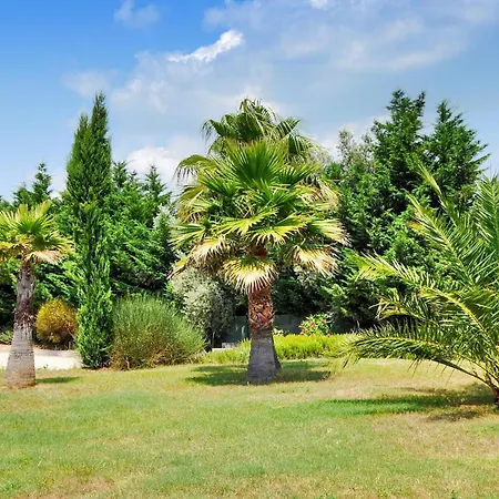 La Fontaine بيت للعطل روشيفورْ دو جارْ